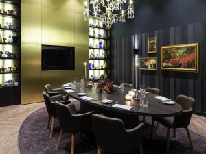 TV a/nebo společenská místnost v ubytování Novotel Amsterdam Schiphol Airport