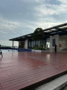 ein Gebäude mit Holzterrasse und Pool in der Unterkunft Modern Luxury Studio at Pollux by Superstay in Batam Center
