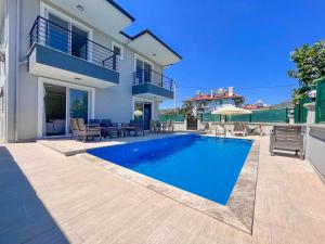 una piscina nel cortile di una casa di Villa Maya a Çayılı