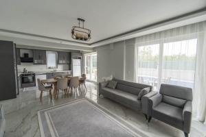 un soggiorno con un divano e un tavolo di Villa Maya a Çayılı