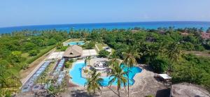 une vue aérienne d'un complexe avec deux piscines dans l'établissement Diani Sands International Hotel, à Galu