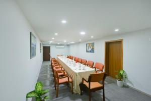 a long dining room with a long table and chairs at Enrise by Sayaji, Vadodara in Vadodara