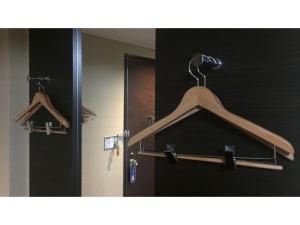 een deur met een hanger voor een spiegel bij Smile Hotel Otsu Seta - Vacation STAY 00128v in Zeze-Awazumachi +20 foto's