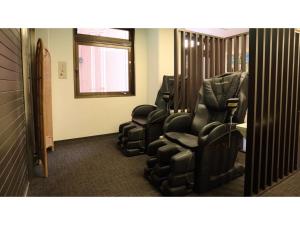 een rij stoelen in een wachtkamer bij Smile Hotel Otsu Seta - Vacation STAY 00128v in Zeze-Awazumachi