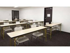 una classe vuota con tavoli e sedie di Smile Hotel Otsu Seta - Vacation STAY 00132v a Zeze-Awazumachi