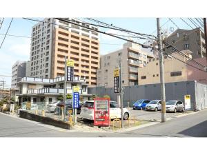 un parcheggio con auto parcheggiate in un distributore di benzina di Smile Hotel Otsu Seta - Vacation STAY 00132v a Zeze-Awazumachi