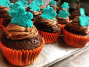 un gruppo di cupcake con glassa e amido di Garni Enrosadira a Vigo di Fassa