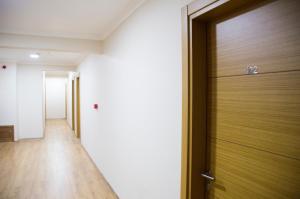 una puerta de madera en una habitación con pasillo en Ers Life Hotel en Estambul