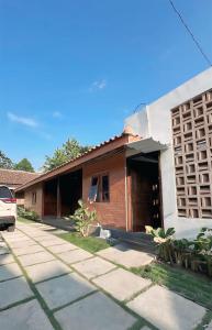 una casa con un'auto parcheggiata davanti di Tamu Agung Wonosari a Wonosari