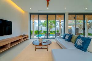 Khu vực ghế ngồi tại Sava & Liva Villa - Spacious & Modern Pool Villa near Rawai