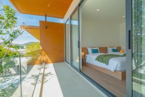 Giường trong phòng chung tại Sava & Liva Villa - Spacious & Modern Pool Villa near Rawai +129 ảnh