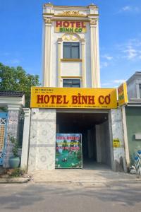 een hotelingang met een hotelbord erop bij Bình Cơ Hotel in Hoi Nghia