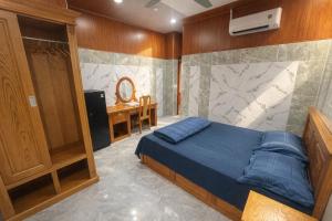 een slaapkamer met een bed en een bureau erin bij Bình Cơ Hotel in Hoi Nghia +27 foto's