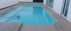 een zwembad met blauw water in een huis bij Interlace penthouse with swimming pool in Il-Ħamrija