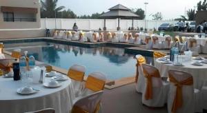 een groep tafels en stoelen naast een zwembad bij S-Tawan Hotel & Convention in Maha Sarakham
