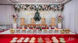 een tafel met cupcakes erop met bloemen bij S-Tawan Hotel & Convention in Maha Sarakham