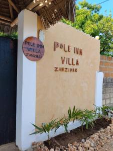 een bordje voor de ingang van Poke Inn Villa Zimbabwe bij pole inn villa in Kinyasini