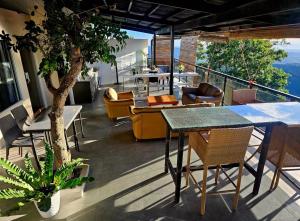 eine Terrasse mit Tisch und Stühlen auf einem Balkon in der Unterkunft Busay Getaway in Cebu City