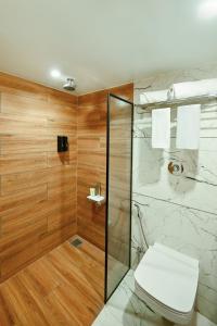 a bathroom with a toilet and a glass shower at Enrise by Sayaji, Vadodara in Vadodara
