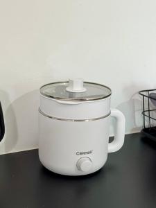 een witte slowcooker op het aanrecht bij Make Memories Escape 2BR Summer Mall Kota Samarahan in Kota Samarahan