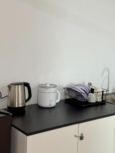 een aanrechtblad met een koffiezetapparaat en een apparaat bij Make Memories Escape 2BR Summer Mall Kota Samarahan in Kota Samarahan