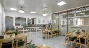 En restaurant eller et andet spisested på GreenTree Inn Zhangjiagang Yangshe Old Street Stadium