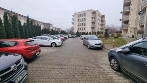 eine Reihe von Autos auf einem Parkplatz in der Unterkunft Sadyba Apartament in Nowy Sącz + 5 Fotos