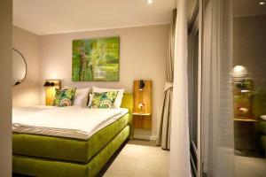 een slaapkamer met een bed en een schilderij aan de muur bij Die-perfekte-Ferienvilla in Butjadingen