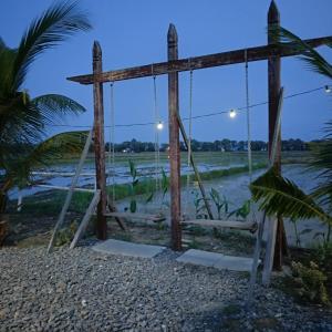 亚娄Chinta chinta cottage kabin 2的夜色中田野里的一座古老木制十字架