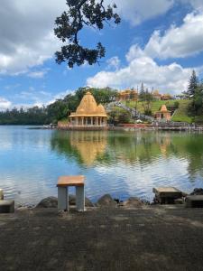 een bank in het midden van een meer bij La Croix du Sud appartment in Rivière Noire