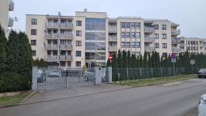 ein Gebäude mit einem Tor vor einer Straße in der Unterkunft Sadyba Apartament in Nowy Sącz