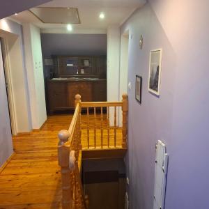 een hal met een trap naar een keuken bij Agroturystyka u Janosika in Bozkow +23 foto's