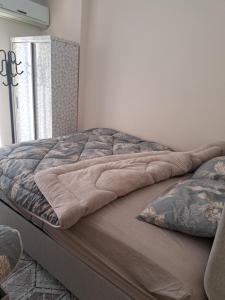 锡利夫凯MEHMET's HOME的卧室里的一张带毯子的床