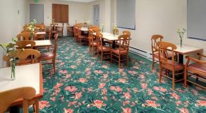 The Monarch Hotel tesisinde bir restoran veya yemek mekanı