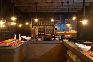 una linea a buffet con molti piatti di Historico Central Hotel a Città del Messico