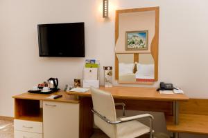 Et tv og/eller underholdning på Apollo Spa Resort - All-Inclusive , Indoor & Outdoor Pools & Individual AC in Every Room