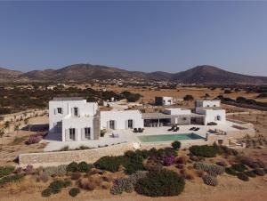 een luchtzicht op een wit huis in de woestijn bij Villa Apa Calma in Kampos Paros