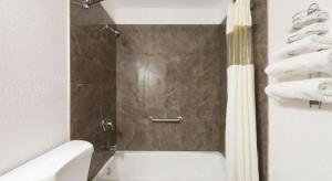 Et badeværelse på Knights Inn Ferguson MO + 29 billeder