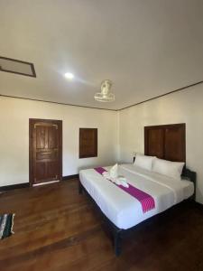 a bedroom with a large white bed in a room at Guesthouse and Restaurant SayLomYen KongLor in Ban Dôn +17 photos