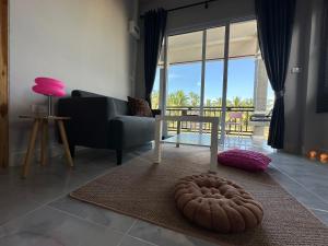 een woonkamer met een bank en een tafel bij Hill View Home 3 in Ko Pha Ngan