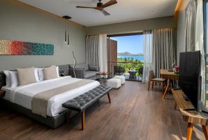 纳西克Aria Resort & Spa的一间卧室，里面有一张床和一台平板电视