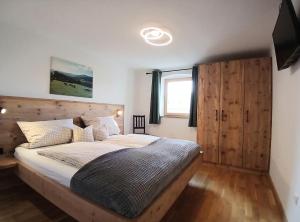 een slaapkamer met een groot bed en een raam bij Urlaub auf dem Haberlhof in Lohberg