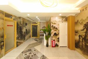 een hal met schilderijen aan de muren bij INNCA - Dream Memory, Semarang in Kalibanteng-lor