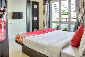 En eller flere senge i et værelse på Hotel O Homes Vardhan House 2