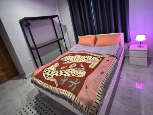 een slaapkamer met een bed met een cheetah deken bij Hill View Home 3 in Ko Pha Ngan