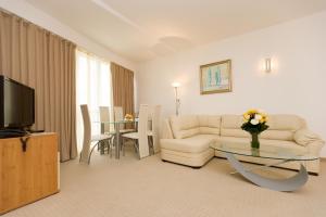 Et tv og/eller underholdning på Apollo Spa Resort - All-Inclusive , Indoor & Outdoor Pools & Individual AC in Every Room