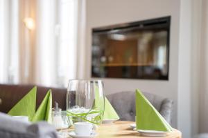 TV a/nebo společenská místnost v ubytování Hotel 'Zum Augarten'