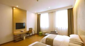 Μια τηλεόραση ή/και κέντρο ψυχαγωγίας στο GreenTree Inn Xi'an Terracotta Warriors Huaqing Pool Metro Station