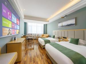 En eller flere senge i et værelse på GreenTree Inn Hami Railway Station Bayi Road + 169 billeder