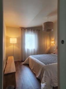 Postel nebo postele na pokoji v ubytování Maison plain-pied avec jardin